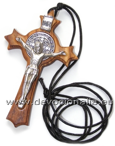 Dřevěný křížek sv. Benedikt - vyřezávaný- na šňůře